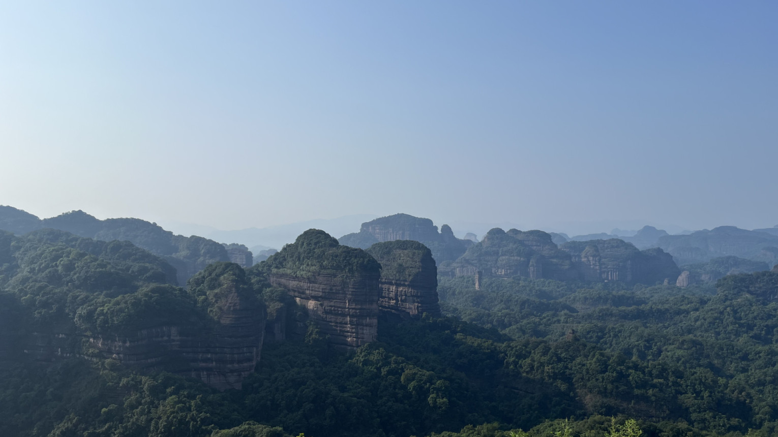 Живописный горный район Данься рядом с городом Шаогуань. Фото: пресс-служба РГО