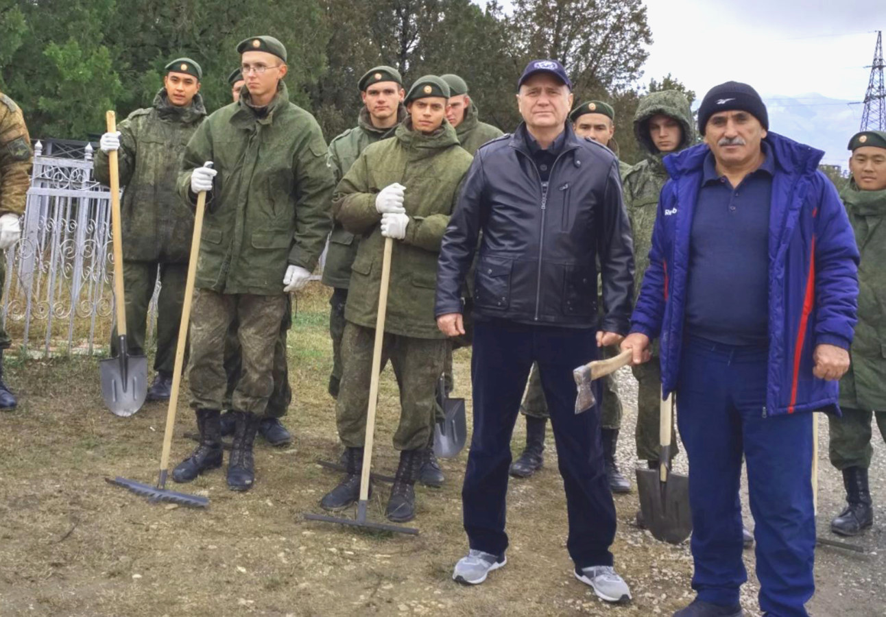 Главные помощники – военнослужащие из расположенной поблизости войсковой части. Фото предоставлено Дагестанским отделением РГО.