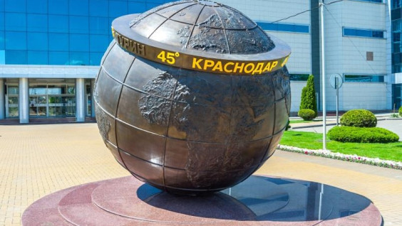 В Краснодаре появилась скульптура РГО "45 параллель"