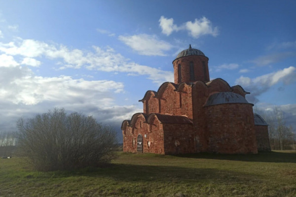 Новгородские фениксы: жизнь, смерть и возрождение двух храмов XIV века