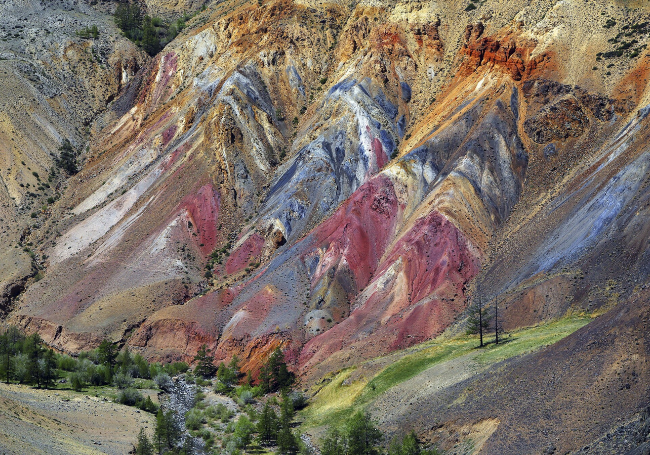 Разноцветные глины в долине реки Кызыл-Чин, Республика Алтай. Фото: Михаил Коханчиков, участник конкурса РГО 