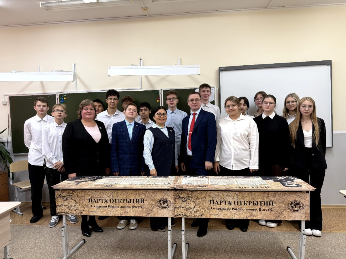 Торжественная церемония открытия памятных парт. Фото: Региональное отделение РГО в ХМАО — Югре