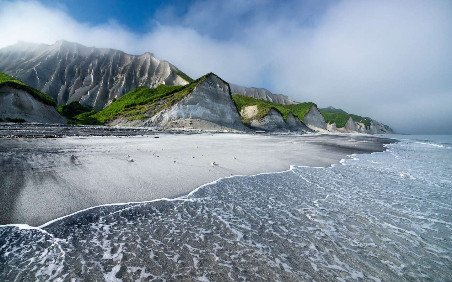Белые скалы острова Итуруп. Фото: Алексей Харитонов, участник конкурса РГО 