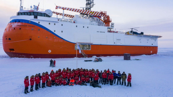 В Арктике начала работу дрейфующая станция "Северный полюс — 41"