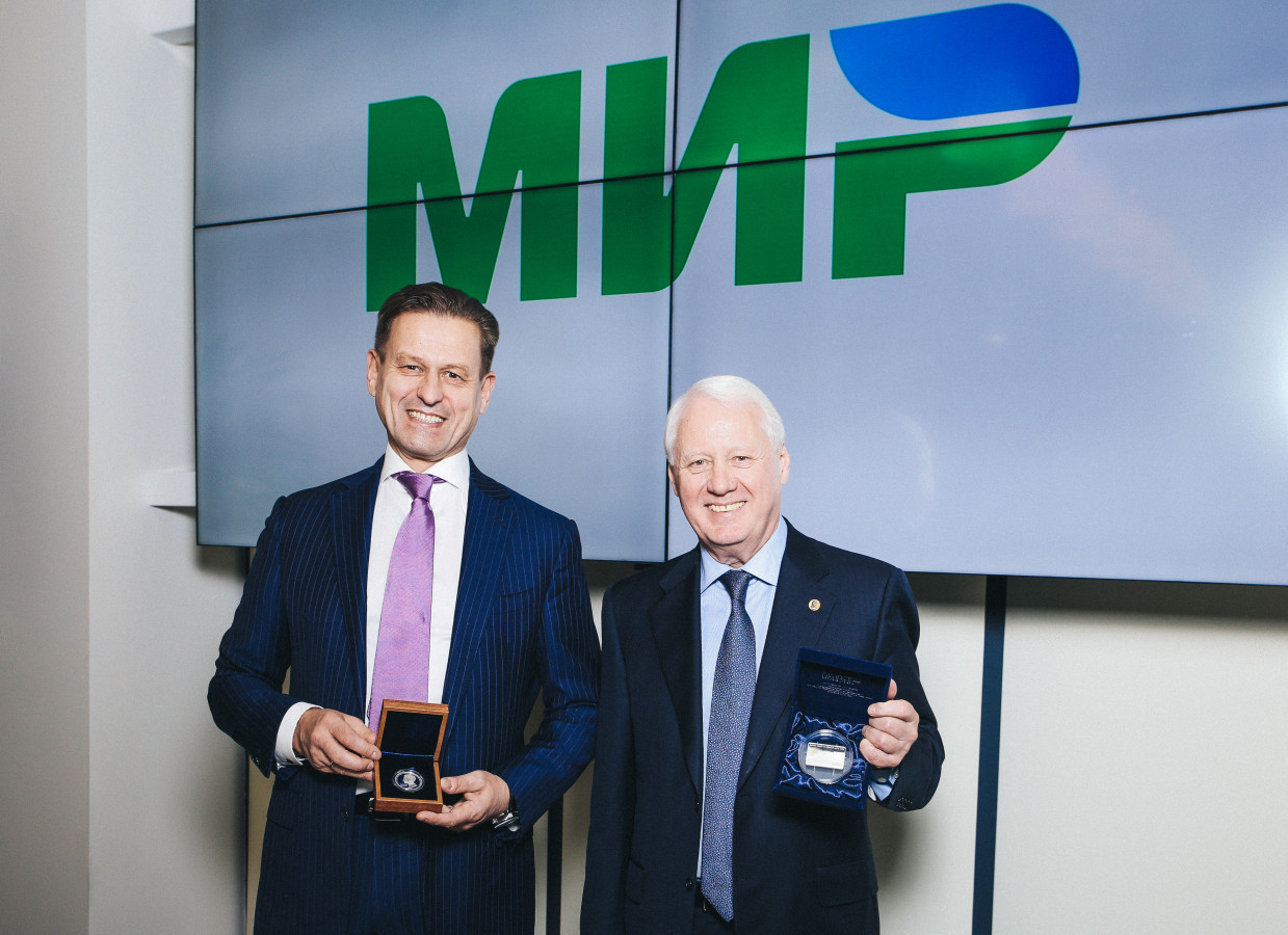 Генеральный директор НСПК Владимир Комлев и Первый Вице-президент РГО Николай Касимов. Фото: пресс-служба Национальной системы платежных карт 