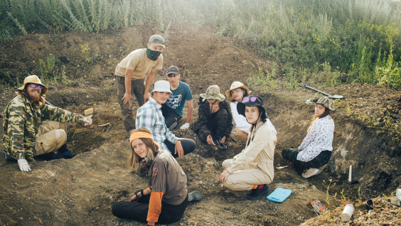 Окаменелые шишки и кости мозазавров нашли участники палеонтологического лагеря на Южном Урале