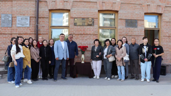 В Якутске открыли памятную табличку в честь этнографа Андрея Попова