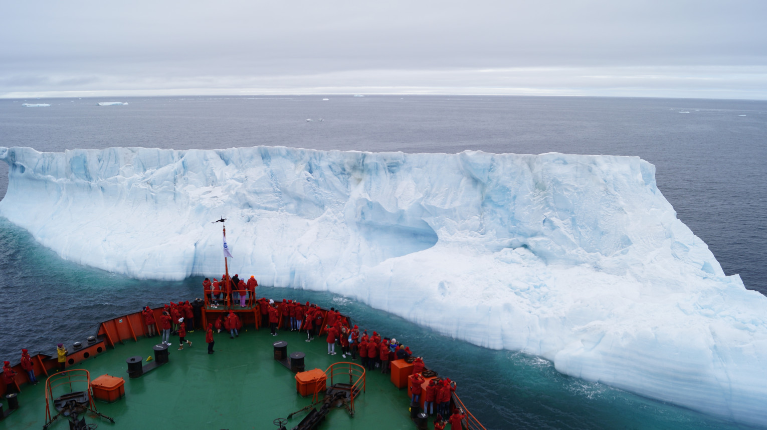 Встреча ледокола с айсбергом во время экспедиции на Северный полюс. Фото: Кирилл Крылов, участник конкурса РГО 