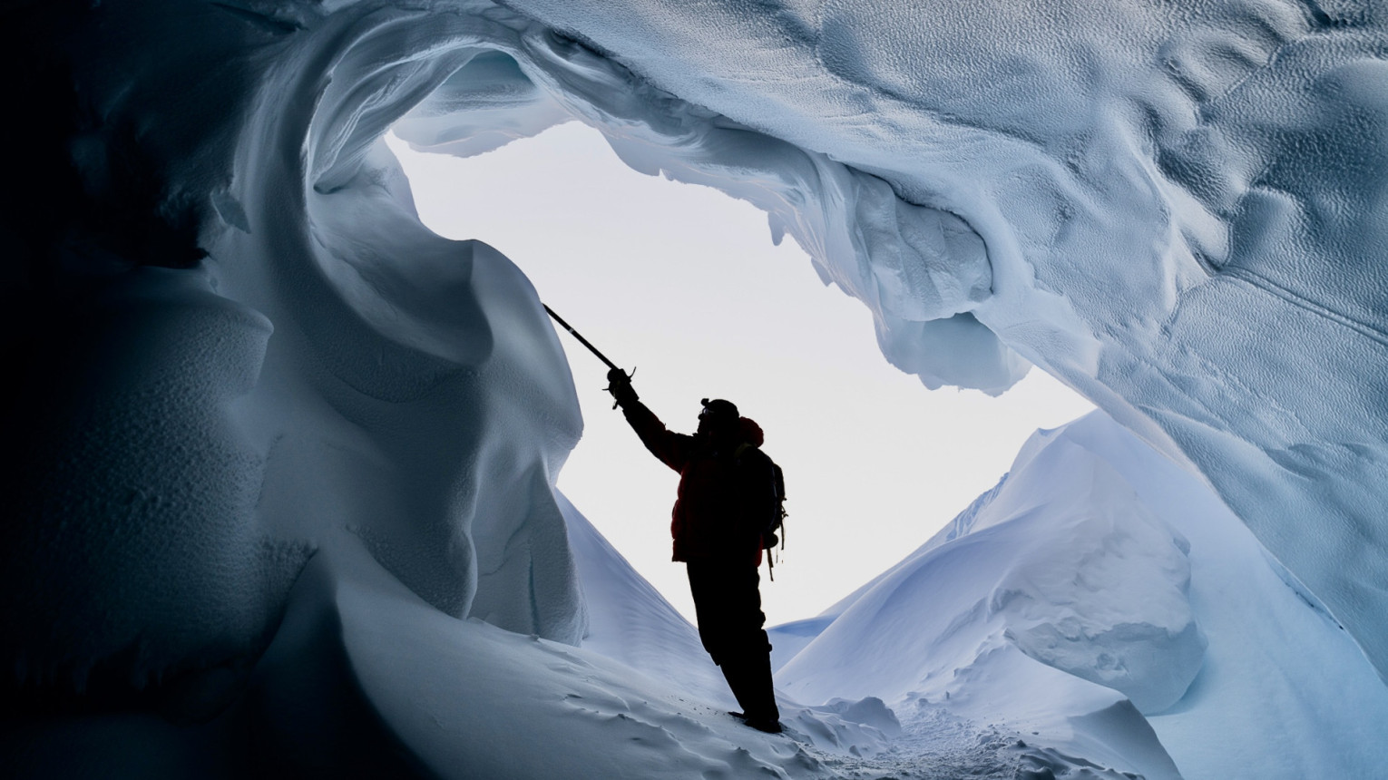 Разгадывая тайны ледяных пещер. Фото: Леонид Круглов