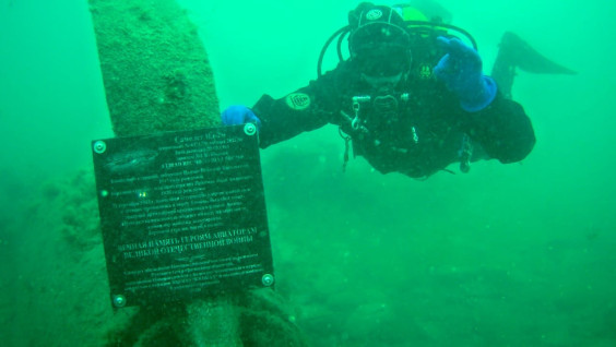 Навеки под водой: к 75-летию Победы члены РГО установили табличку на Ил-2