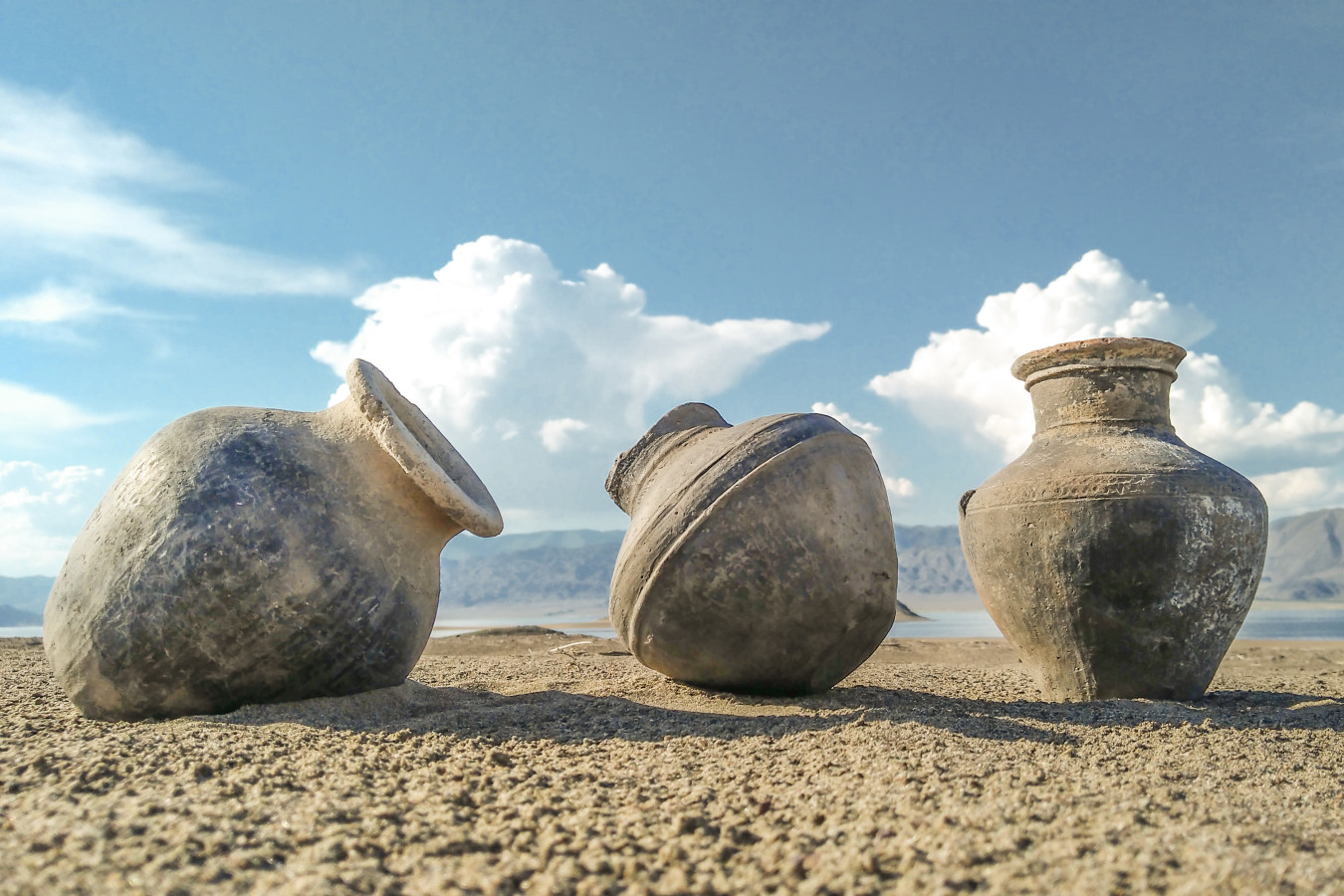 Могильник Ала-Тей 1, керамические сосуды хунну. Фото предоставлено участниками экспедиции