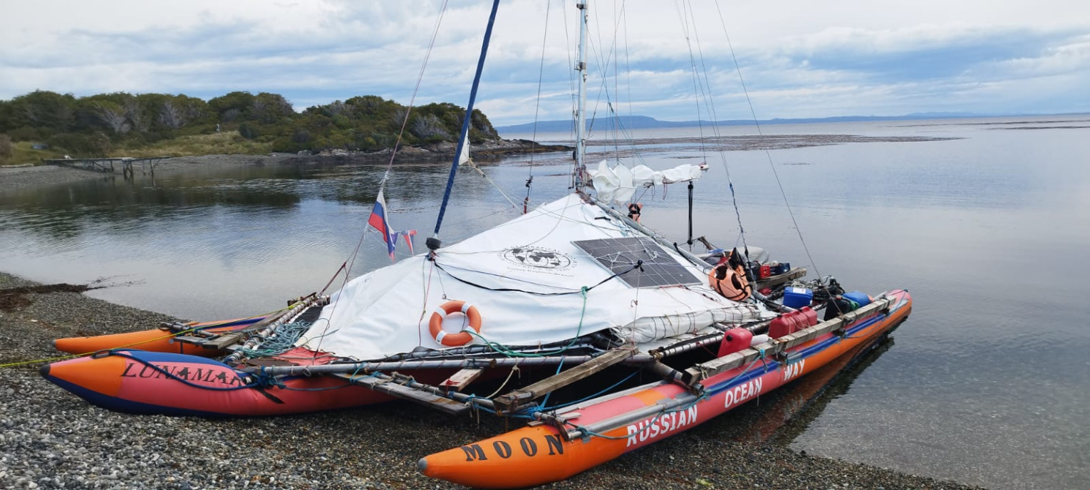 Тримаран кругосветки РГО на берегу Магелланова пролива у маяка Сан-Исидро. Фото участников экспедиции
