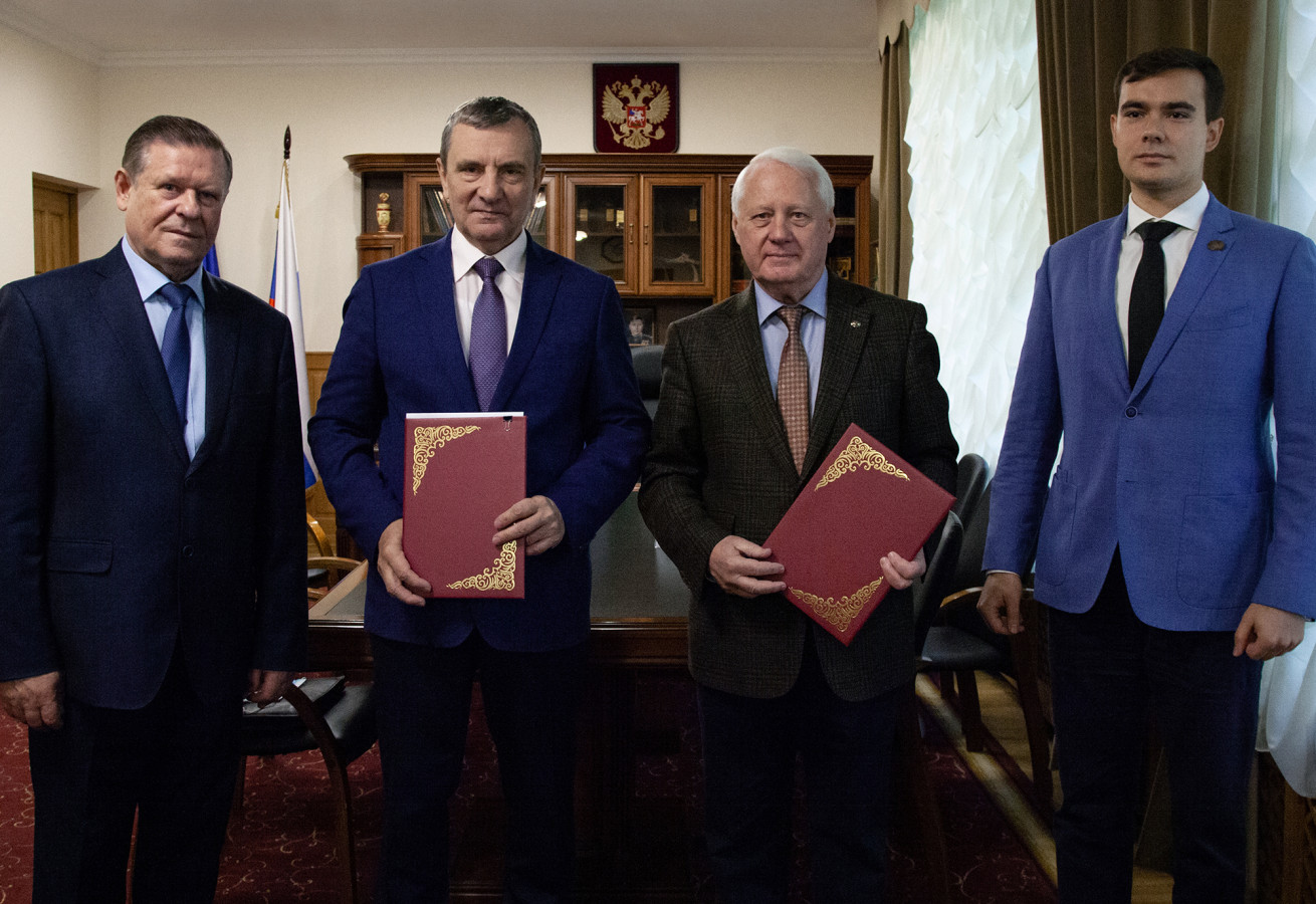 Церемония подписания документа. Фото: пресс-служба РГО