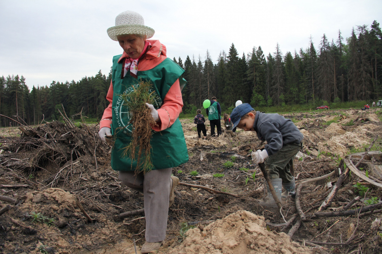 Фоторепортаж экологической акции «Посади дерево» (17 апреля 2014 года)