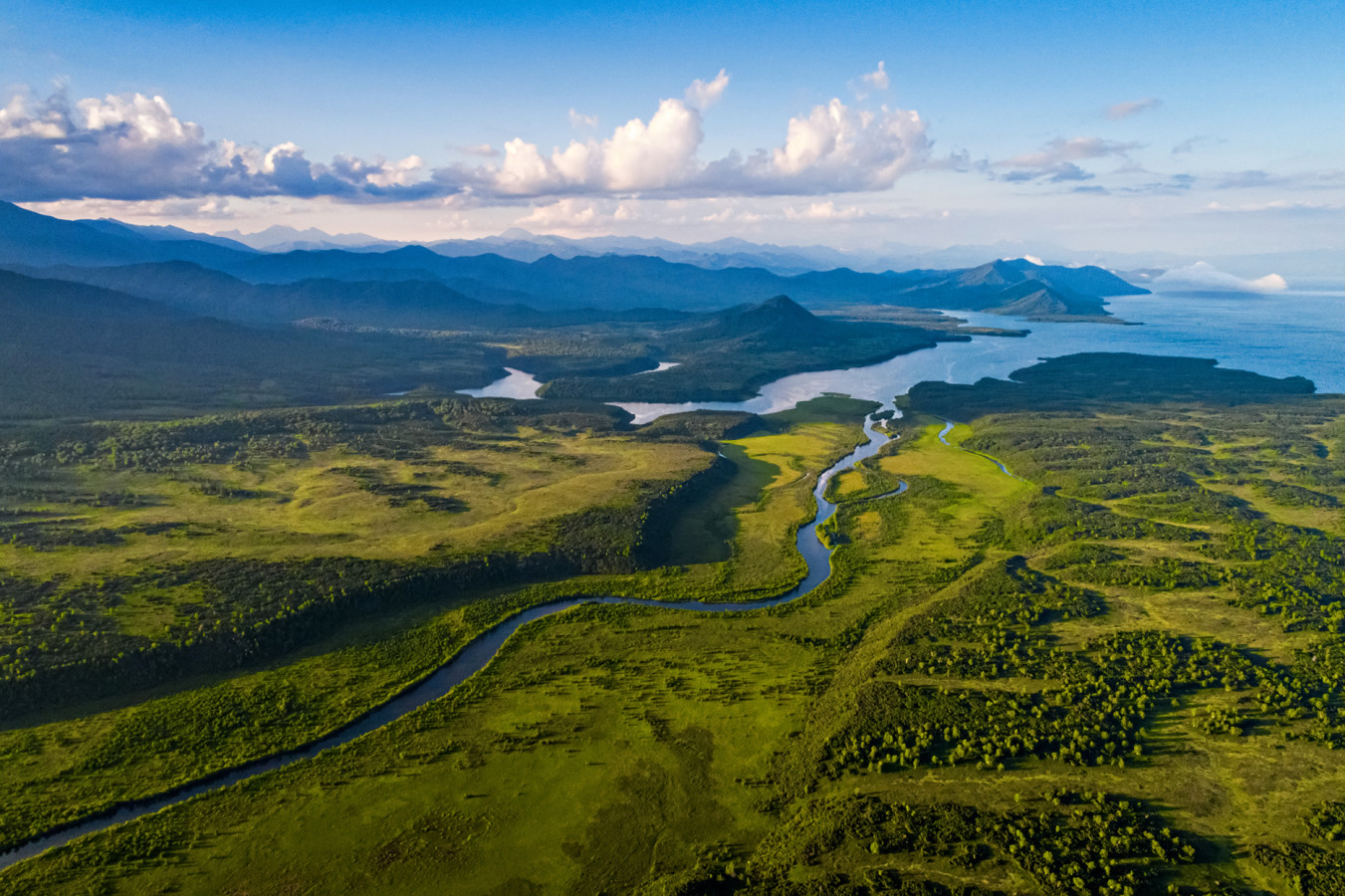 Река Унана и Валагинский хребет. Фото: Сергей Краснощеков