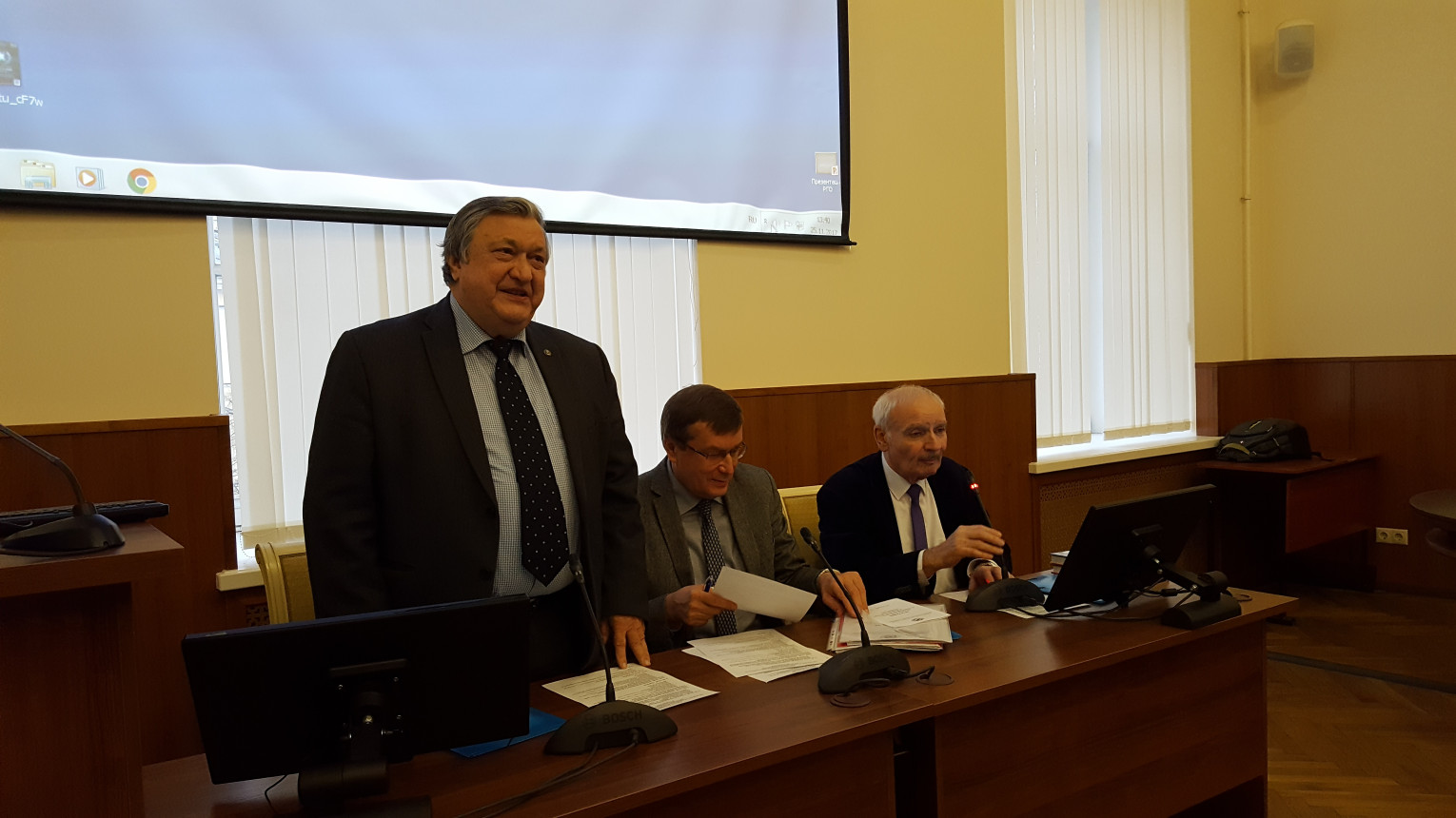 Слева направо: Вице-президент РГО Пётр Бакланов, учёный секретарь Комиссии Владимир Шувалов, Вице-президент РГО Владимир Разумовский. Фото: пресс-служба РГО 