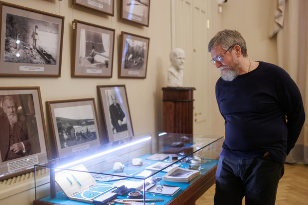 Экскурсия по выставке «Обручевы: территория открытий»