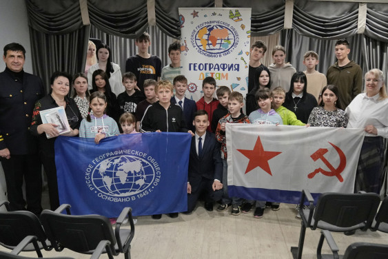 РГО передало VR-очки подопечным акции «География — детям»