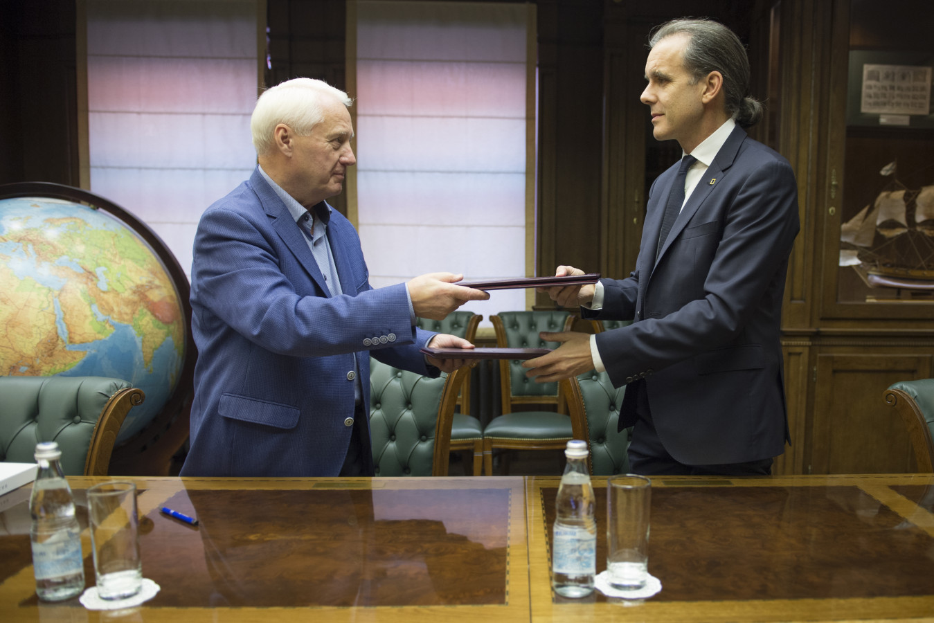 Соглашение подписали Первый Вице-президент РГО Николай Касимов и руководитель исследовательского направления Национального географического общества Энрик Сала. Фото: пресс-служба РГО