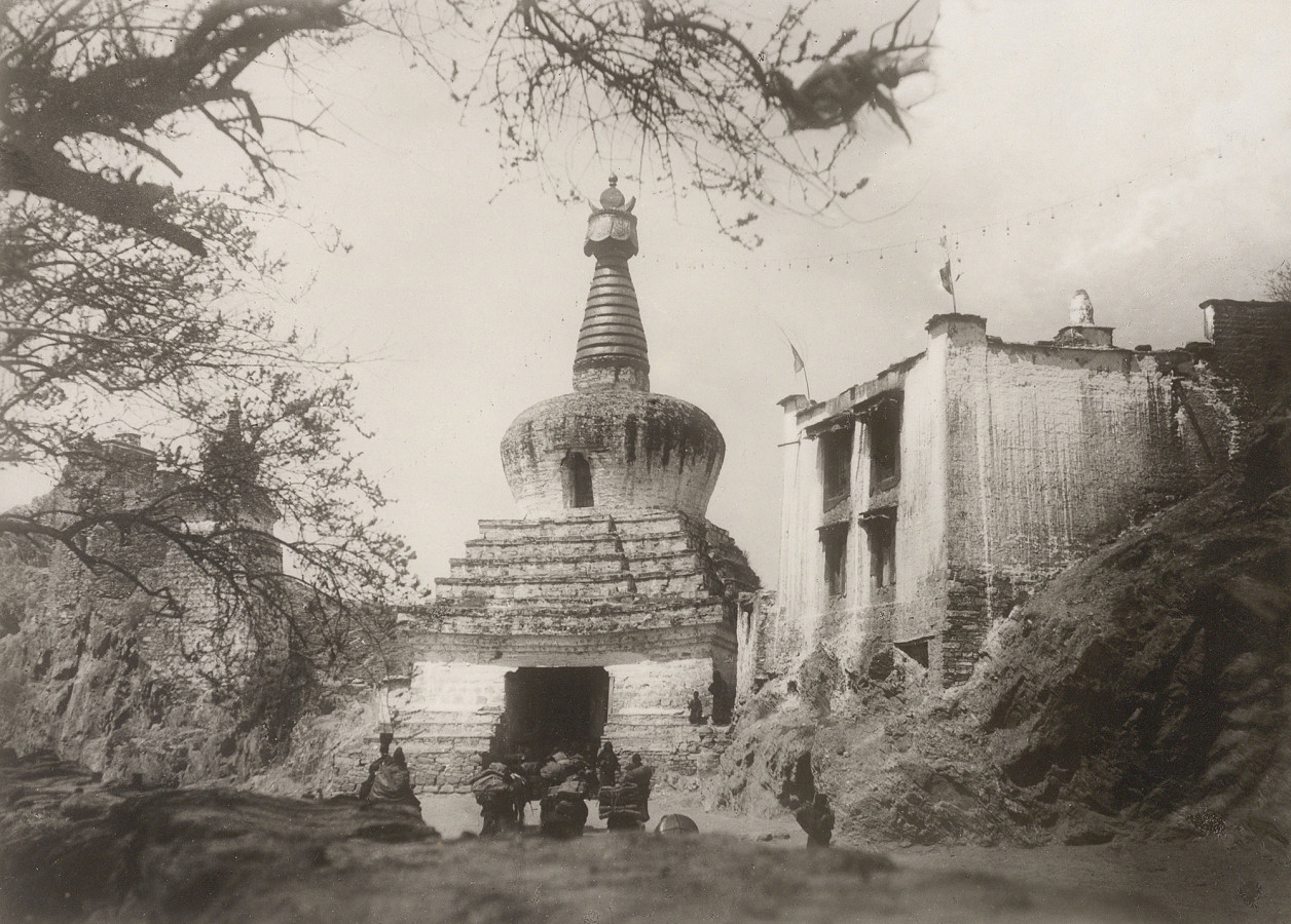 Бар-чодэн. Проходные ворота между Марбори и Чжагбори. Фото: Научный архив РГО