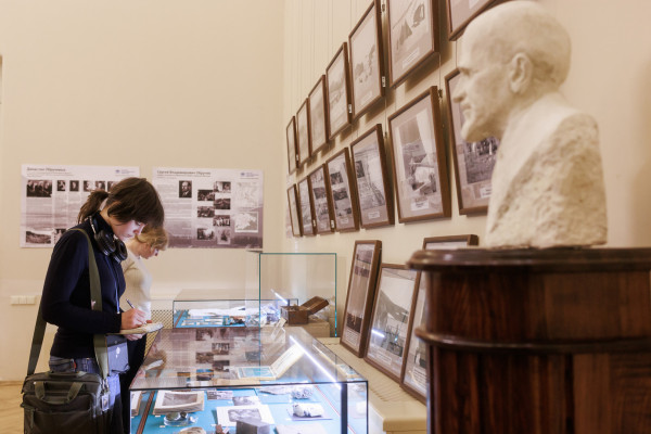 Заключительная экскурсия по выставке "Обручевы: территория открытий"