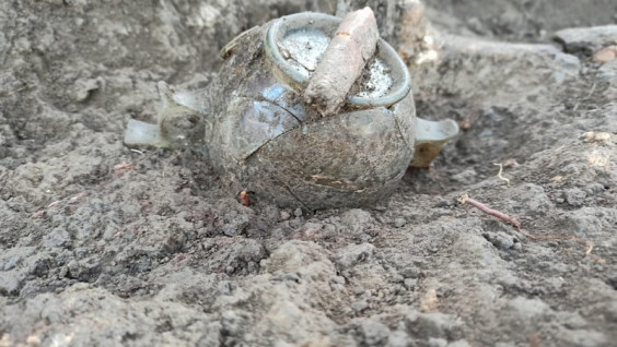 Стеклянный канфар обнаружили археологи при раскопках древнего захоронения в Краснодаре