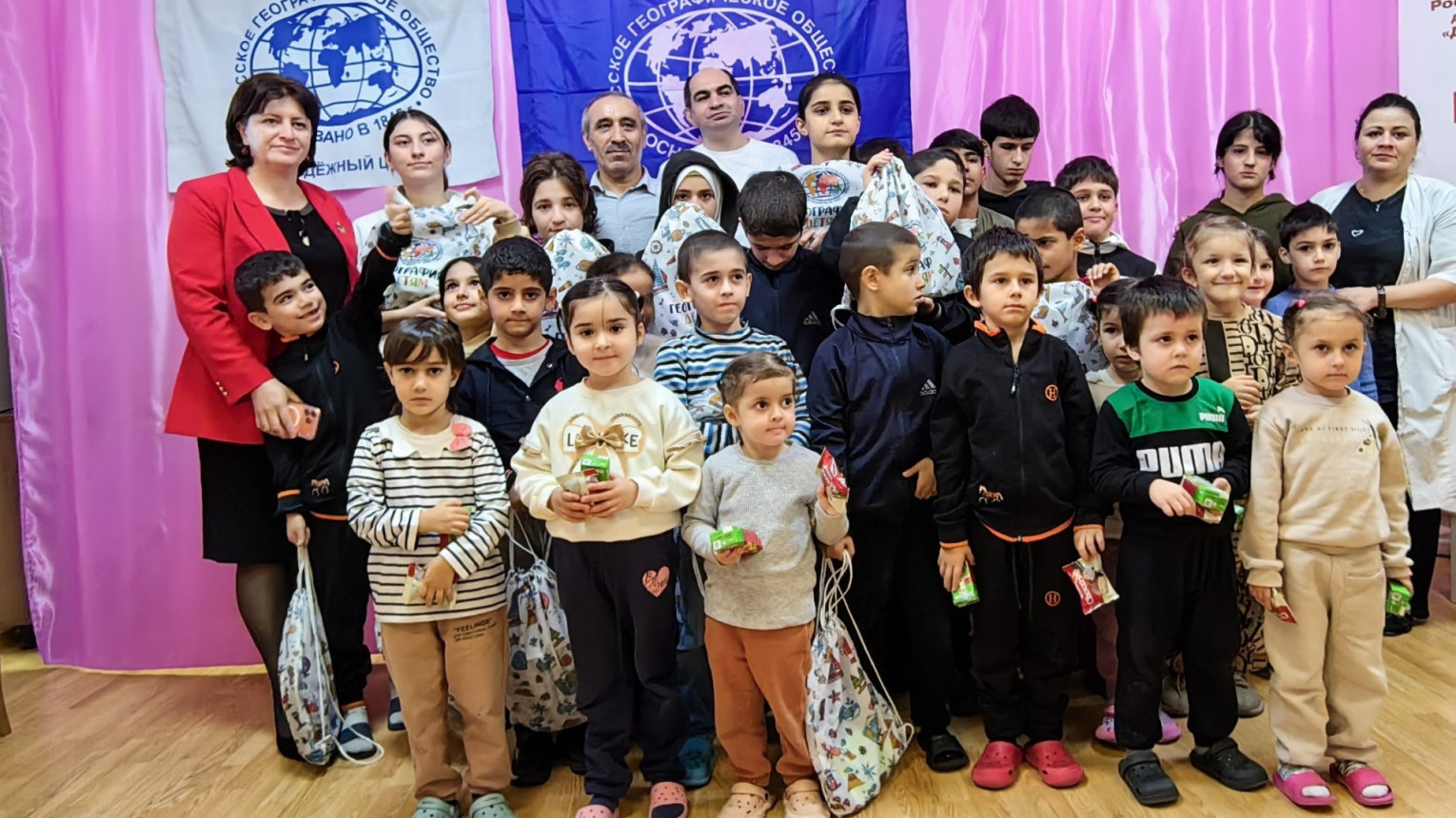 Участники акции «География — детям». Фото: Дагестанское республиканское отделение РГО