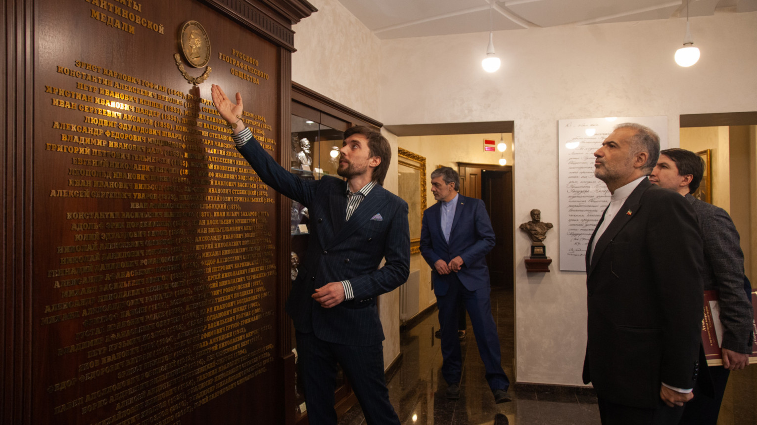 Ilya Gurov introduces the honored guests to the Headquarters of the Russian Geographical Society. Photo: Anna Yurgenson / RGS press service