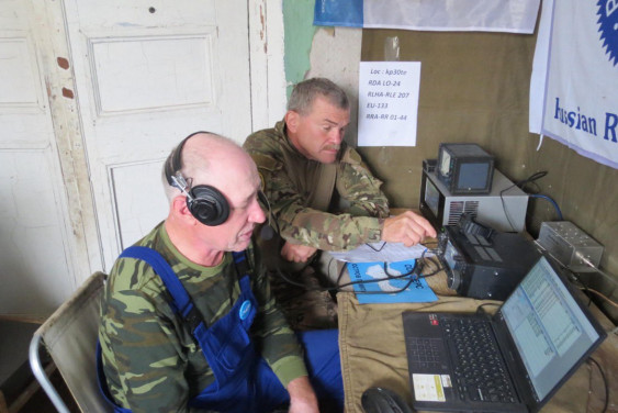 The Participants of the RGS Expedition Hold a Radio Communication Session on the "Islands of Memory"