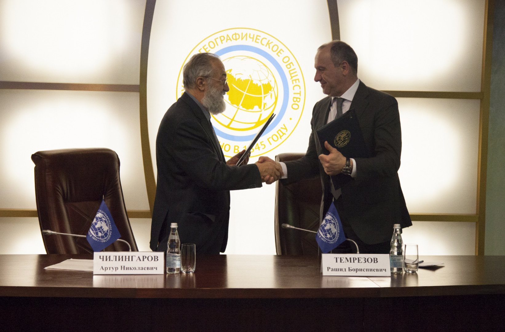 Церемония подписания соглашения о взаимодействии между Русским географическим обществом и Карачаево-Черкесской Республикой.