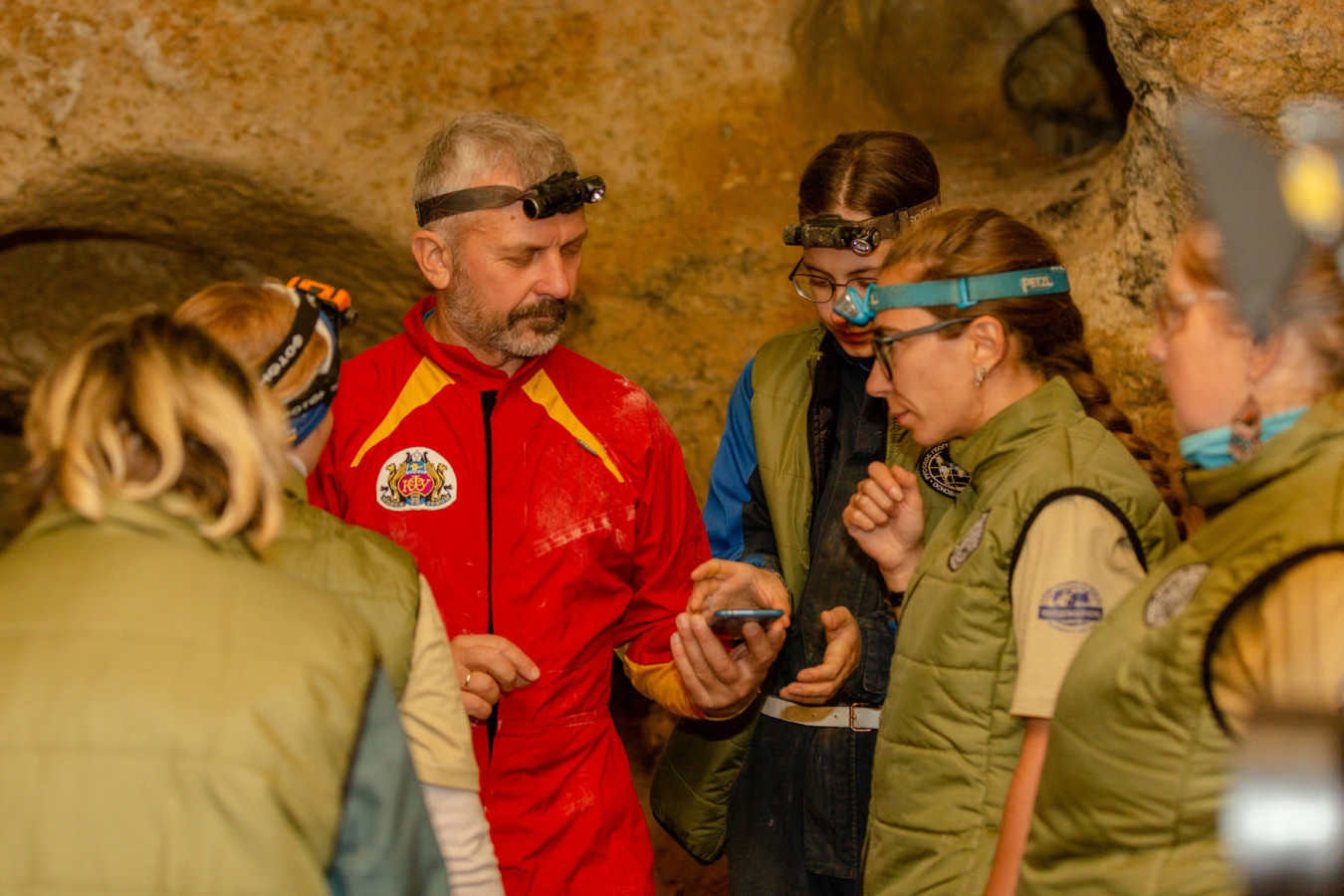 Геннадий Самохин с молодыми спелеологами в пещере Таврида. Фото: Ксения Гасица