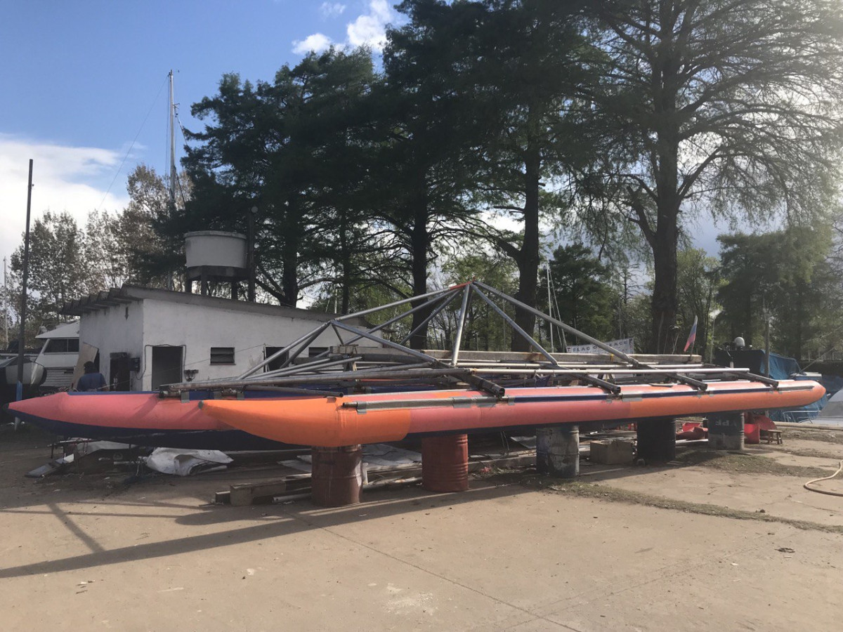 Тримаран кругосветки РГО на верфи в Аргентине. Фото участников экспедиции