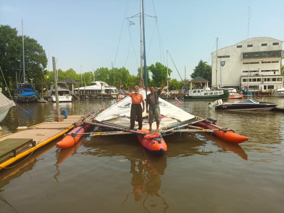 Евгений Ковалевский и Станислав Берёзкин на борту тримарана. Фото участников экспедиции