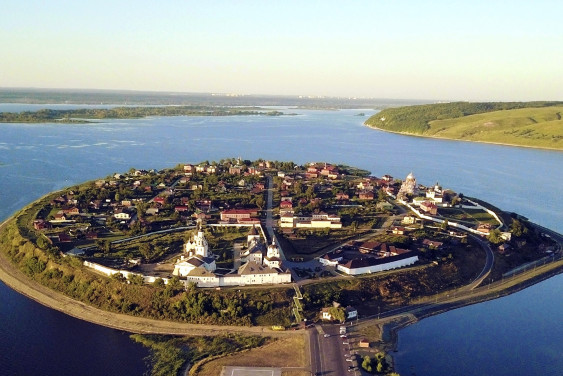 Топ-10 малых городов для путешествия этим летом