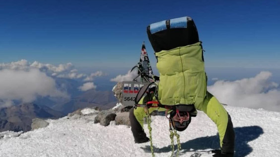 Впервые в мире путешественник без ног взошёл на Эльбрус