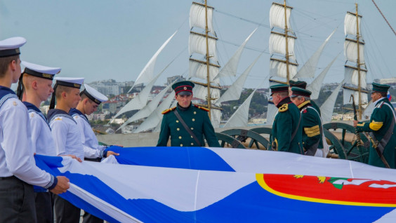 Над Константиновской батареей поднят самый большой Андреевский Георгиевский флаг в России