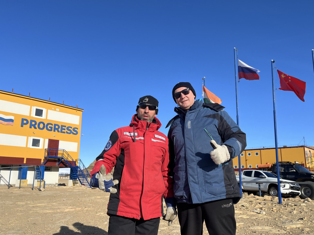 Дмитрий Мамадалиев, начальник станции Прогресс 71-ая РАЭ и Арсений Мухин, генеральный директор ООО «Военмемориалпроект». Фото предоставлено Арсением Мухиным. 