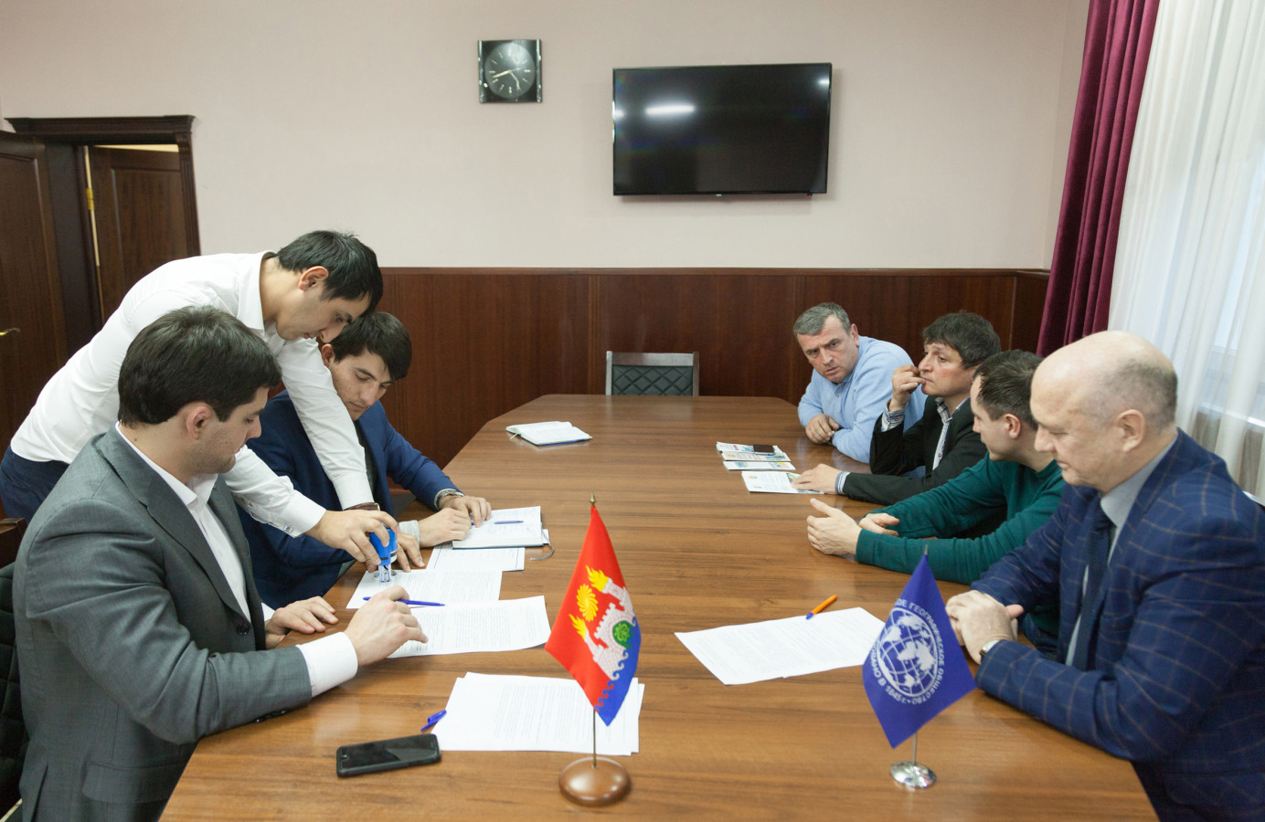 Подписание договора о сотрудничестве. Фото предоставлено Дагестанским республиканским отделением РГО