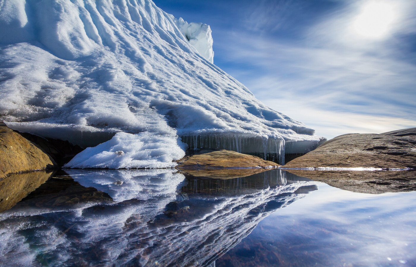 Айсберг в Антарктиде и его отражение в воде. Фото: Дмитрий Резвов, участник конкурса РГО 