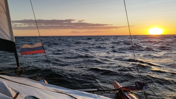 Мощный шторм заставил кругосветку РГО выбросить тримаран на берег Огненной Земли