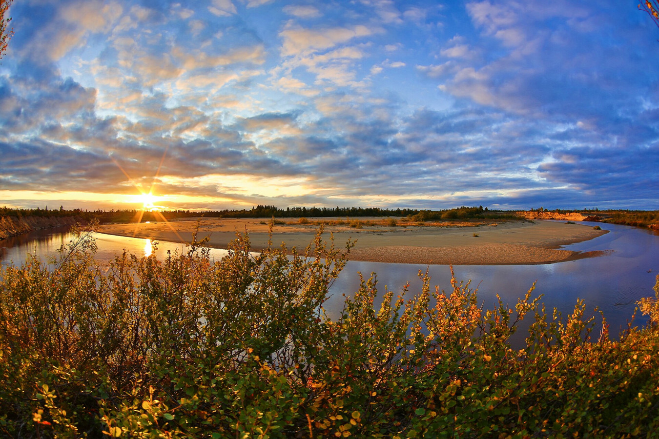 Новый Уренгой, закат на реке Седэяха. Фото: Сергей Черкай, участник конкурса РГО 