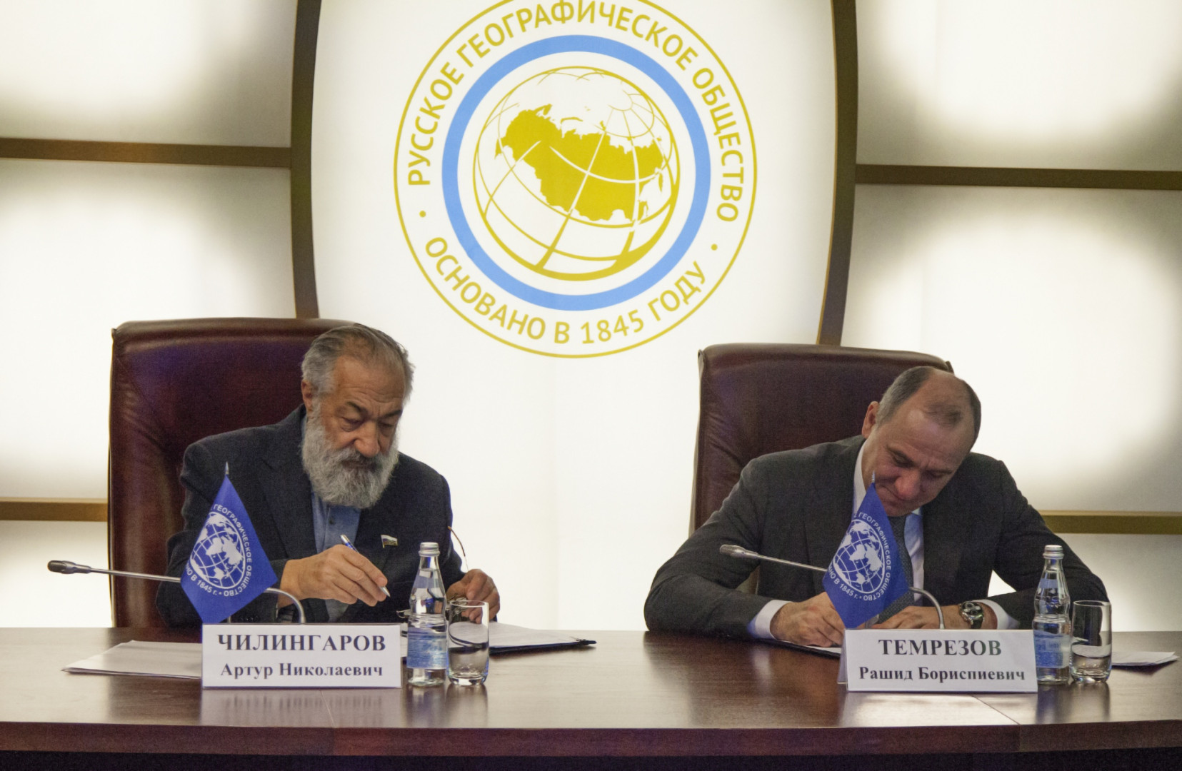 Церемония подписания соглашения о взаимодействии между Русским географическим обществом и Карачаево-Черкесской Республикой.