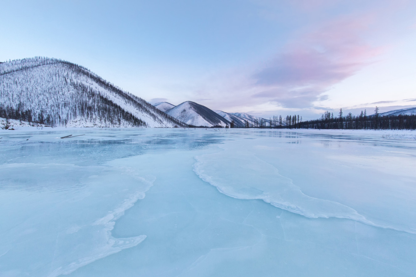 Покрытая льдом река Сахара, Якутия. Фото: Павел Глушков, участник фотоконкурса РГО «Самая красивая страна»