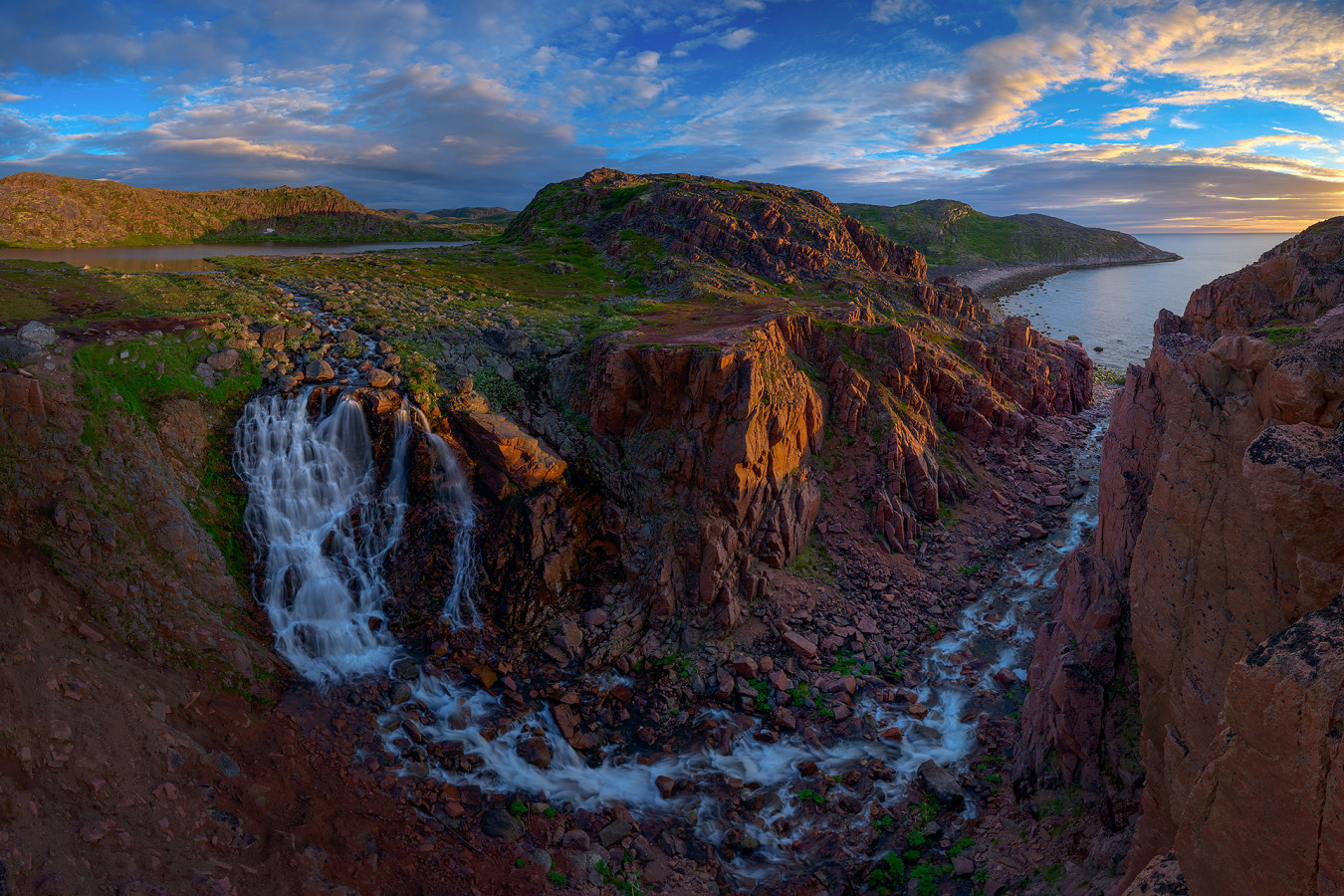 Териберский водопад. Фото: Константин Воронов, участник фотоконкурса РГО «Самая красивая страна»