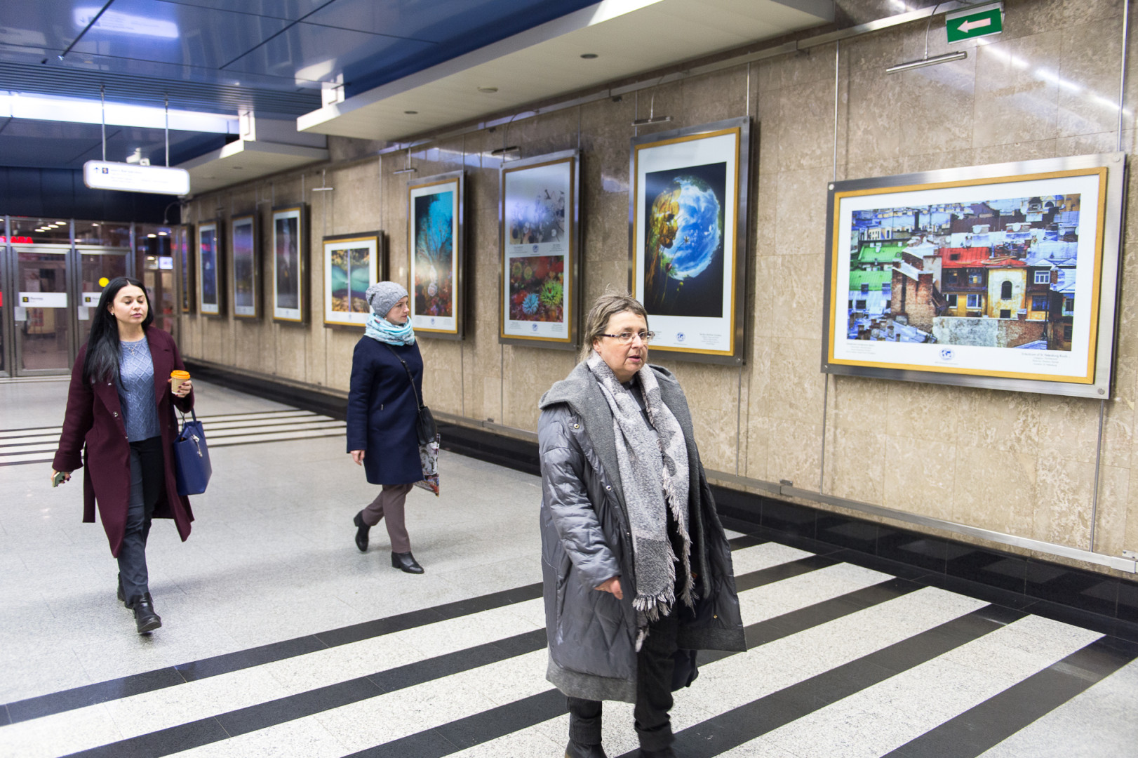 Фотовыставка "Самая красивая страна" в Московском метро