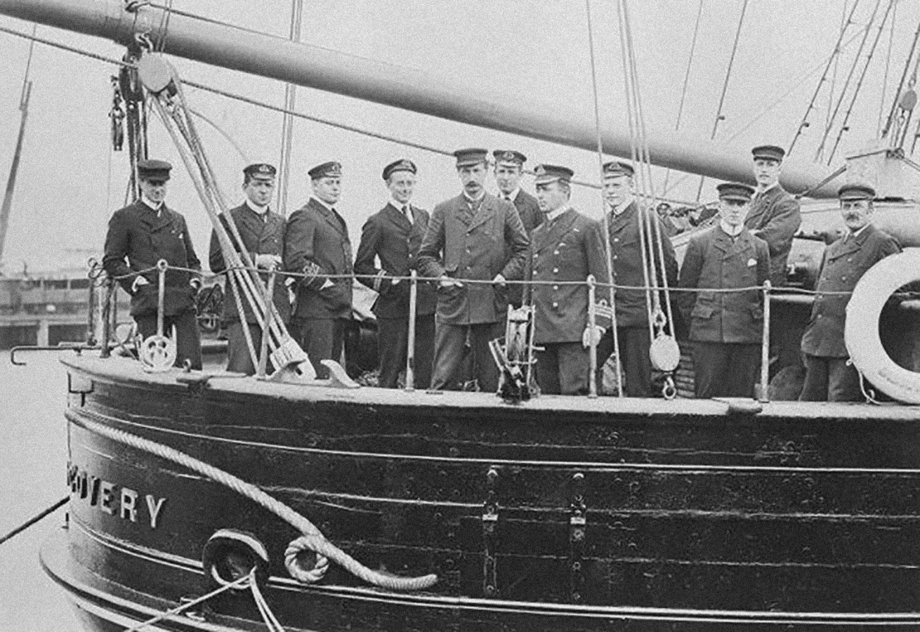 Офицеры на корме барка «Дискавери».Роберт Скотт — пятый справа. Фото: wikipedia.org / Alexander Turnbull National Library, New Zealand