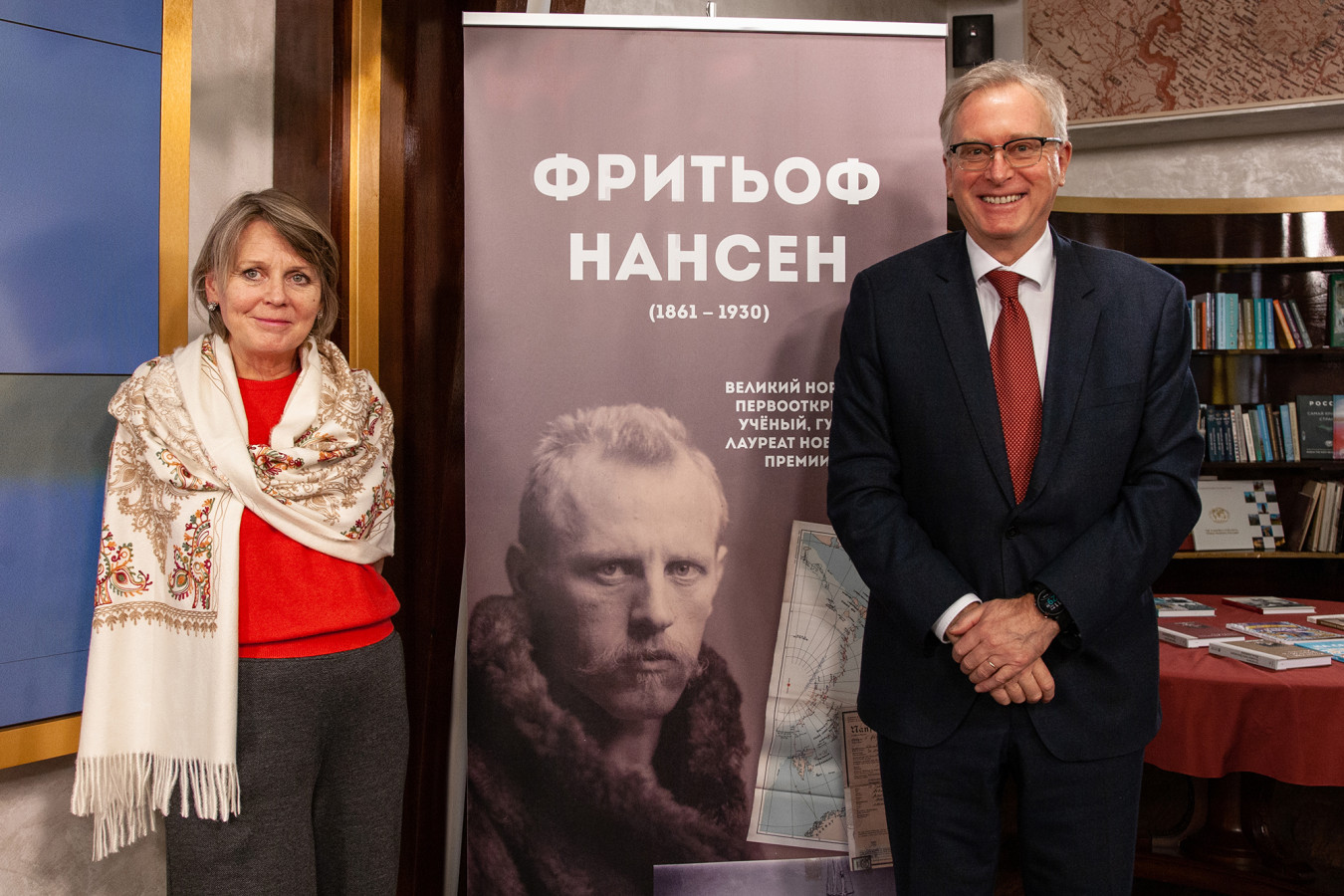 Чрезвычайный и полномочный посол Королевства Норвегия в Российской Федерации Руне Ресаланд (справа) и автор книги 