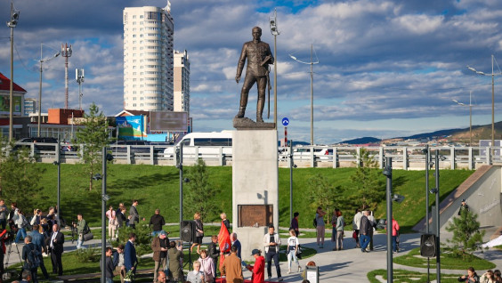 Во Владивостоке открыли памятник Владимиру Арсеньеву