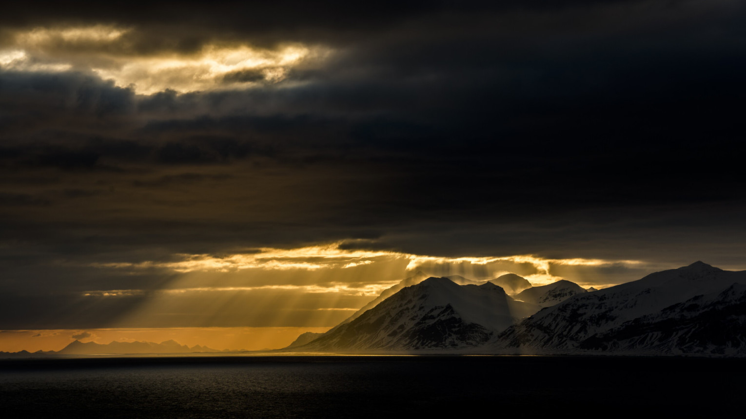 Архипелаг Шпицберген, район поселка Баренцбург. Фото: Виталий Новиков, участник конкурса РГО «Самая красивая страна»