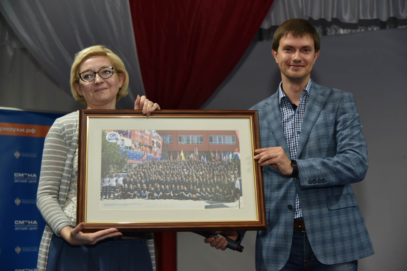Групповая фотография участников смены с Почетным Президентом РГО академиком В.М.Котляковым передана в дар 